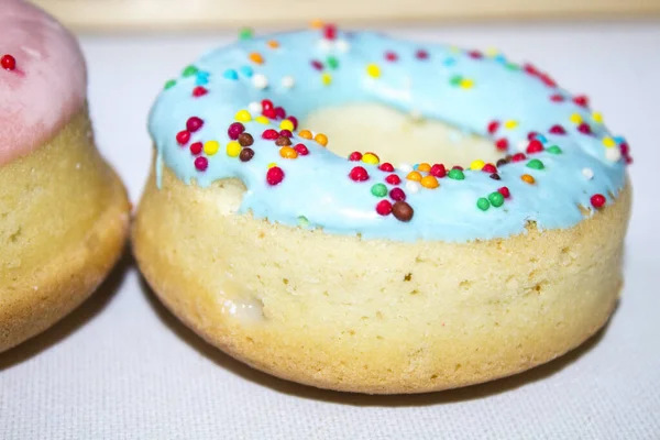 Ganze Runde Rosa Und Blaue Donuts Auf Weißem Hintergrund — Stockfoto