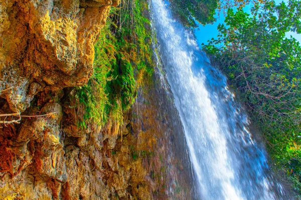 Grecia Hermosa Cascada Grande Salpicaduras Rocas —  Fotos de Stock