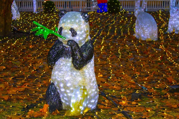 Noel Bahçesi Süslemesi Panda Çelengi — Stok fotoğraf