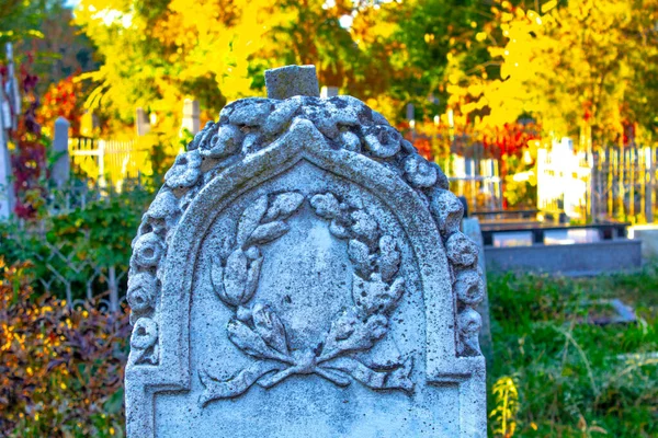 Επιτύμβιες Στήλες Στο Νεκροταφείο Ανάμεσα Πράσινα Φυτά Παλιοί Τάφοι Στο — Φωτογραφία Αρχείου