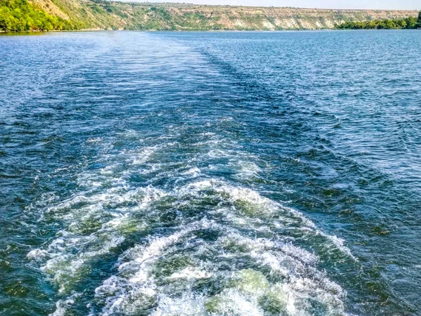 Sentiero Bianco Schiuma Onde Sul Fiume Dniester Dietro Fodero Onde — Foto Stock