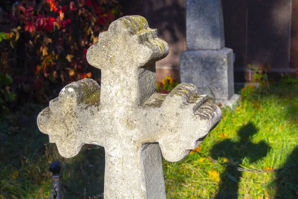 Oude Stenen Kruisen Begraafplaats Herfstdag — Stockfoto