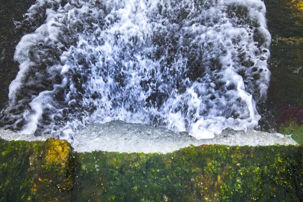 Agua Corriendo Sobre Rocas Como Una Pequeña Cascada Primer Plano — Foto de Stock