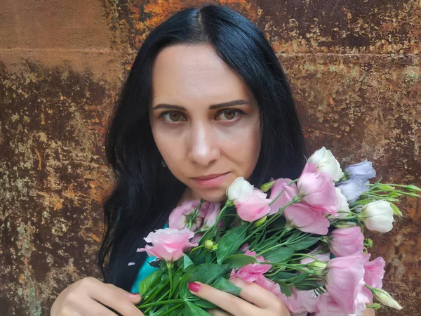 Retrato Mujer Vestida Con Flores Estoma Rosa — Foto de Stock