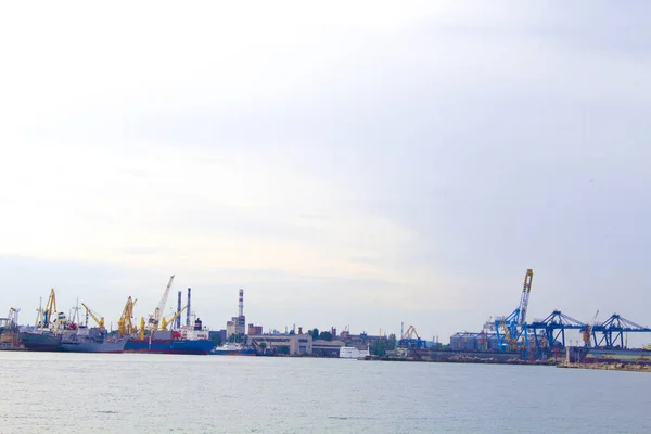 Odessa Karadeniz Deki Akşam Limanında Portallar Denize Yanaşmış Ağır Bir — Stok fotoğraf