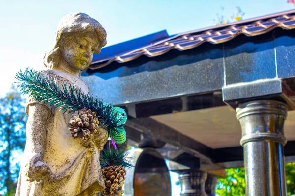Posąg Dziecka Klęczącego Anioła Ramionami Skrzyżowanymi Niebieskim Niebem Nagrobkiem Cmentarnym — Zdjęcie stockowe