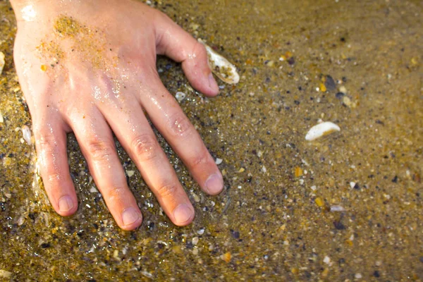 Mãos Fundo Mar Close Mãos Segurando Areia Por Uma Praia — Fotografia de Stock
