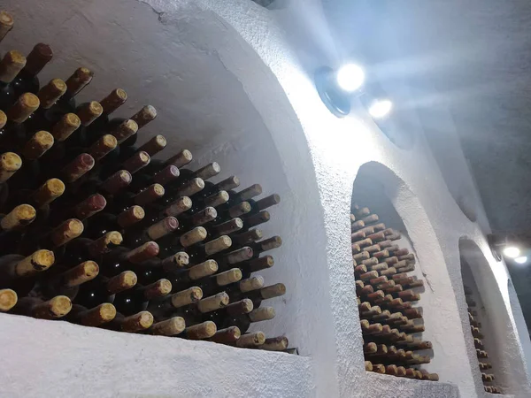 Ντάστυ Μπουκάλια Κρασιού Στα Ράφια Στα Κελάρια Του Οινοποιείου — Φωτογραφία Αρχείου