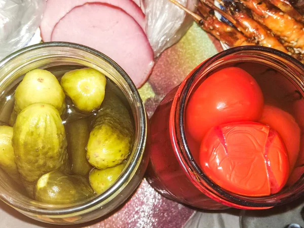 Burk Med Inlagda Tomater Och Gurkor Ett Bord — Stockfoto