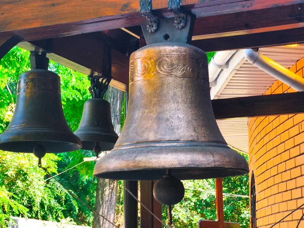 Gün batımında eski kilise çanları