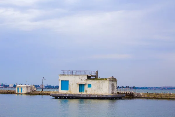 Edificio Muelle Bahía Primer Plano Cielo Azul Agua Casa Agua —  Fotos de Stock