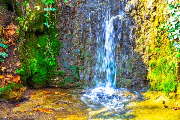 Grecia Cascada Hermosa Cascada Salpicaduras Rocas — Foto de Stock