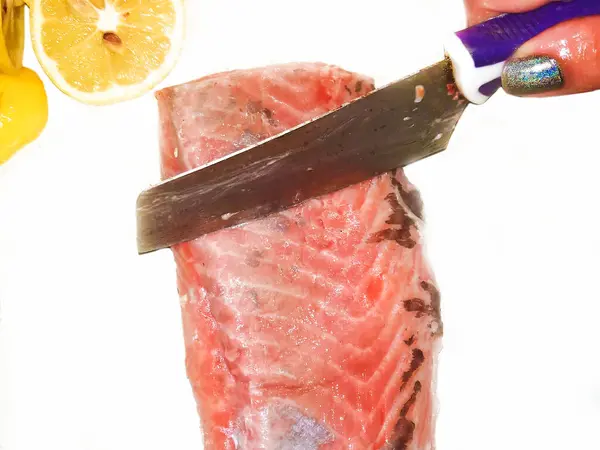Žena Krájí Lososí Steak Filet Bílém Pozadí Plátek Pstruhů Jako — Stock fotografie