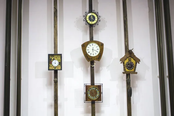 Orologio Parete Legno Vintage Sfondo Grigio — Foto Stock