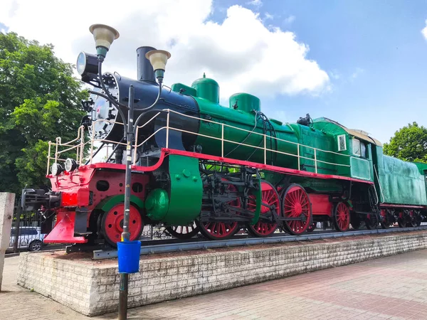 Grüne Oldtimer Lokomotive Bahnhof — Stockfoto