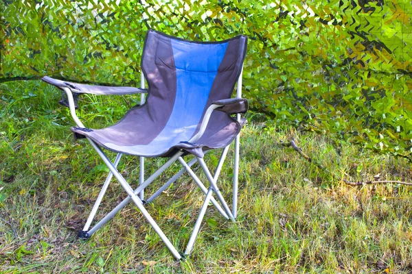 Leerer Campingstuhl Hintergrund Der Natur Bunter Stuhl Und Sommerlicher Zeltlagertag — Stockfoto