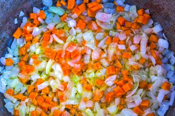 Вырезать Морковь Смешать Фоновые Овощи Нарезанная Морковь Молодой Лук Домашний — стоковое фото