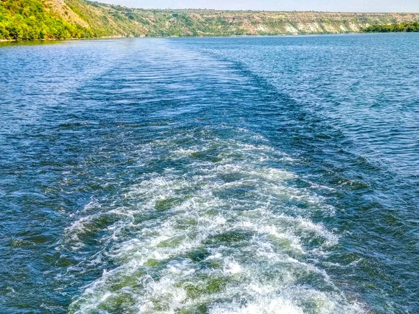 Sentiero Bianco Schiuma Onde Sul Fiume Dniester Dietro Fodero Onde — Foto Stock