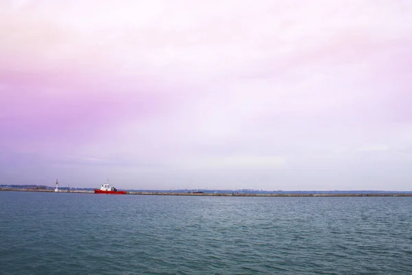 Meereslandschaft Und Ruhige Szene Eines Weißen Segelbootes Auf Dem Ozean — Stockfoto