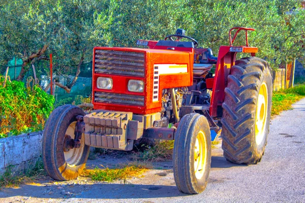 Piros Traktor Utcai Úton Gazdaság — Stock Fotó