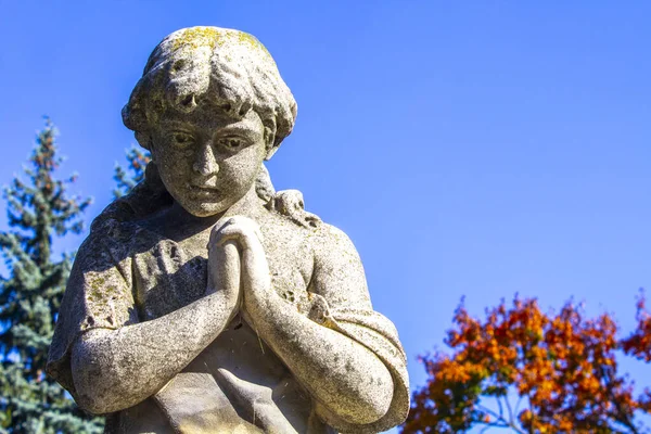 Statua Dell Angelo Inginocchiato Con Braccia Incrociate Contro Cielo Blu — Foto Stock