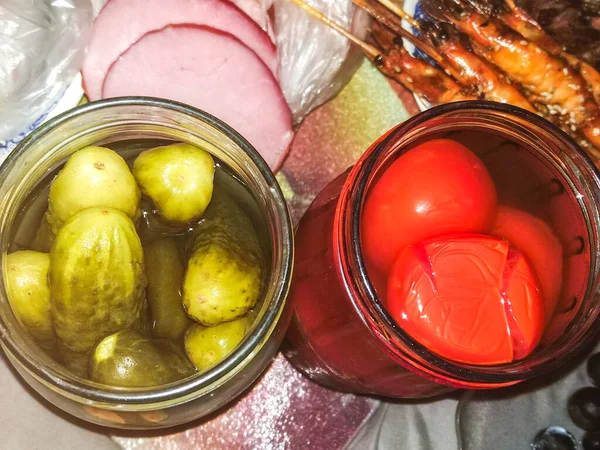 Bocal Avec Tomates Concombres Marinés Sur Une Table — Photo