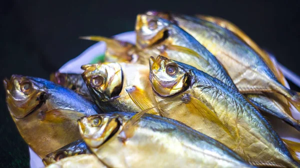 Räucherfisch Atlantic Stoßstange Auf Schwarzem Hintergrund — Stockfoto