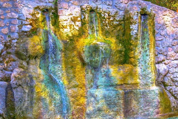 Mur Murowany Rozprysk Wody Wodospadowej — Zdjęcie stockowe
