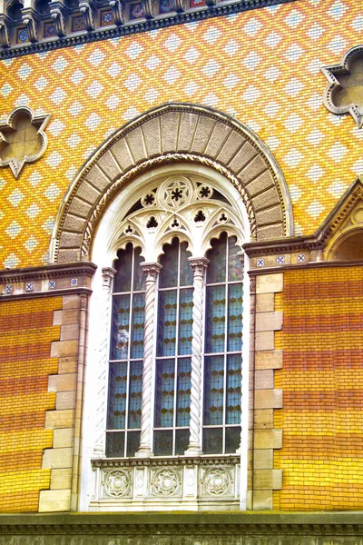 Frontansicht Eines Alten Fantasiefensters Steinmauer Mit Glasmosaik Historisches Detail Der — Stockfoto