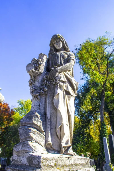 Estatua Ángel Arrodillado Con Los Brazos Cruzados Contra Cielo Azul — Foto de Stock