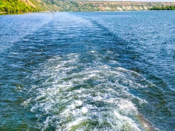 Λευκό Μονοπάτι Αφρός Και Κύματα Στον Ποταμό Δνείστερο Πίσω Από — Φωτογραφία Αρχείου