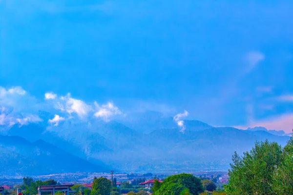 Azul Montaña Pueblo Cielo Panorama — Foto de Stock