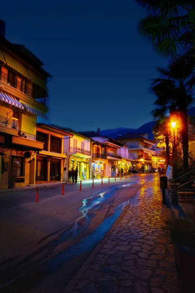 山区城市Litochoro在夜间 — 图库照片