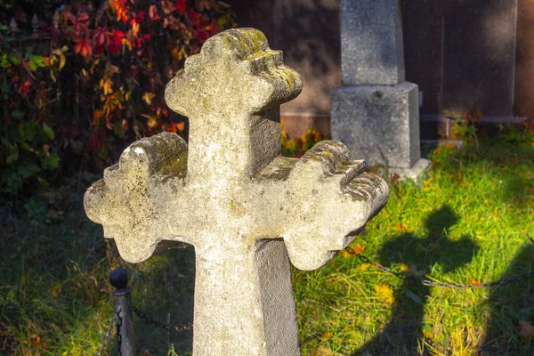 Παλιά Πέτρα Διασχίζει Στο Νεκροταφείο Την Ημέρα Του Φθινοπώρου — Φωτογραφία Αρχείου