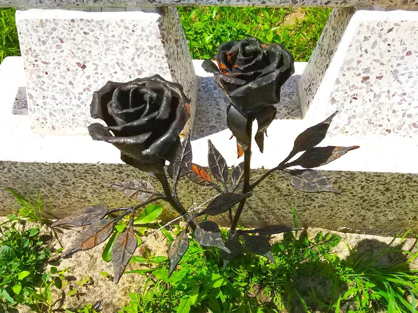 Dekorative Rosenblüte Aus Metall Garten — Stockfoto