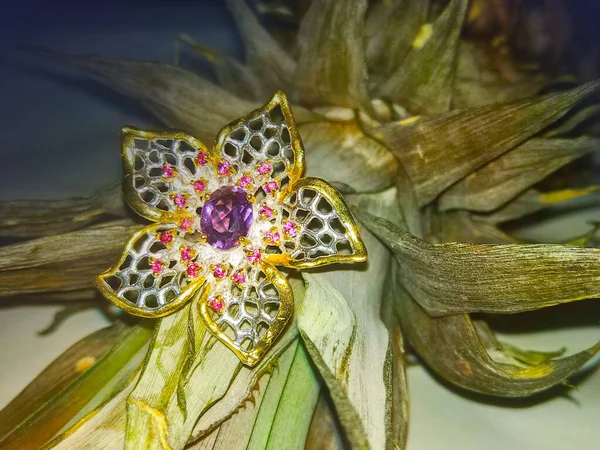Srebrny Pierścionek Biżuterii Kształcie Kwiatu — Zdjęcie stockowe