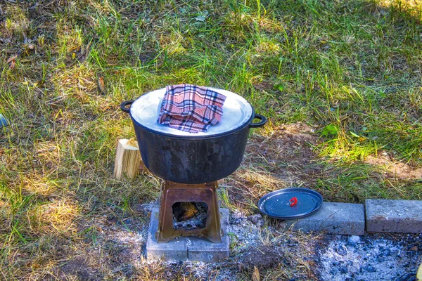 캠프가 캠프에서 바베큐 야외에서 불위에 뜨거운 커다란 여름에는 야영용 바베큐 — 스톡 사진