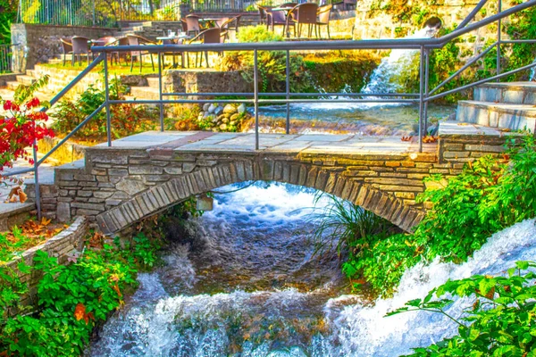 Старый Каменный Мост Через Реку Природном Парке Красивый Каскадный Водопад — стоковое фото
