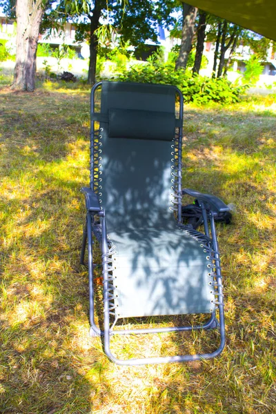 Cadeira Acampamento Vazio Fundo Natureza Cadeira Colorida Dia Acampamento Verão — Fotografia de Stock