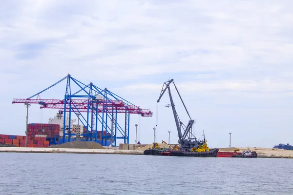 Portalkräne Abendhafen Odessa Schwarzes Meer Ein Schwergutschiff Das Meer Festmachte — Stockfoto