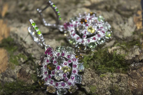 Closeup Ασημένια Σκουλαρίκια Κοσμήματα Φυσικό Πολύτιμους Λίθους Και Κρύσταλλα — Φωτογραφία Αρχείου
