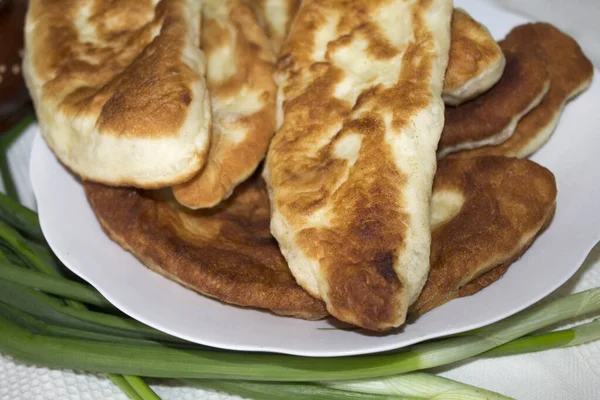 Hausgemachte Pasteten Aus Teig Mit Kartoffeln Auf Weißem Teller Rumänische — Stockfoto