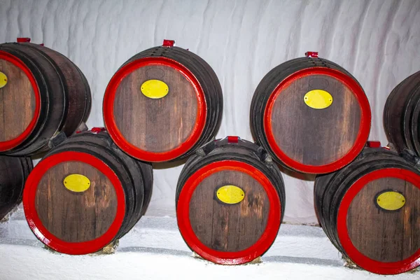 酿酒技术 木制橡木桶 葡萄园的背景 红葡萄酒葡萄的初级加工 白色高加索橡木桶 用于储存葡萄酒原料 一组堆栈桶 — 图库照片