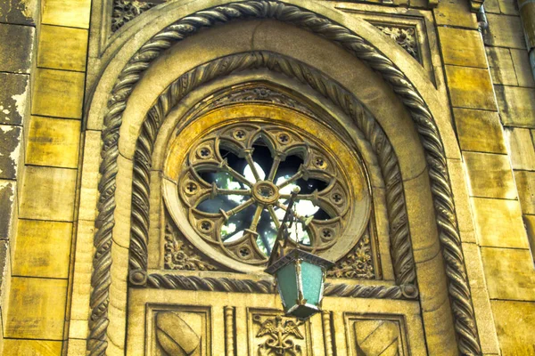 Eski Bir Fantezi Penceresinin Önü Cam Mozaikli Taş Duvar Mimarinin — Stok fotoğraf