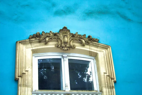 Фрагмент Синей Стены Старого Особняка Украшенного Тисненым Цветочным Узором Окна — стоковое фото