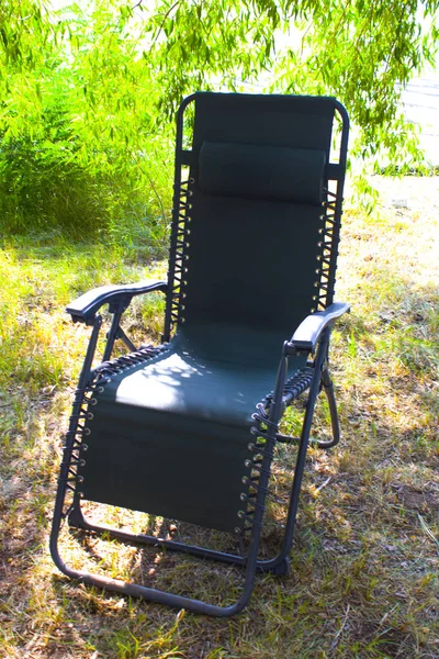 Puste Krzesło Kempingowe Tle Natury Kolorowe Krzesło Letni Dzień Kempingu — Zdjęcie stockowe