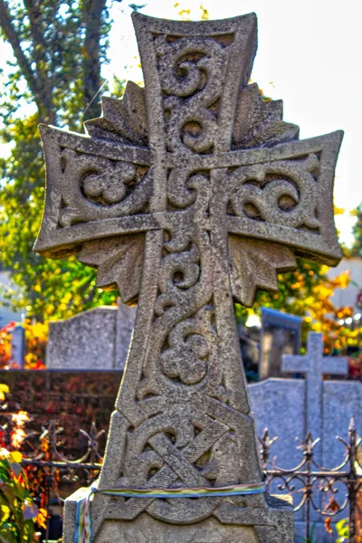 Stare Kamienne Krzyże Cmentarzu Jesienią — Zdjęcie stockowe