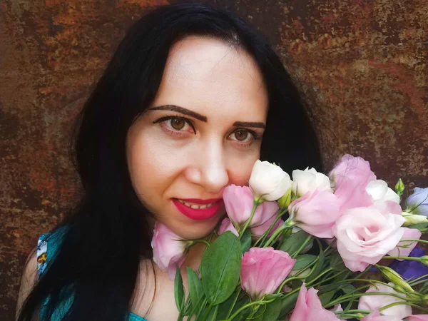 Retrato Mujer Vestida Con Flores Estoma Rosa — Foto de Stock