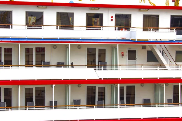 Vista Cerca Gran Crucero Balcones Sillas Una Serie Cientos Habitaciones — Foto de Stock