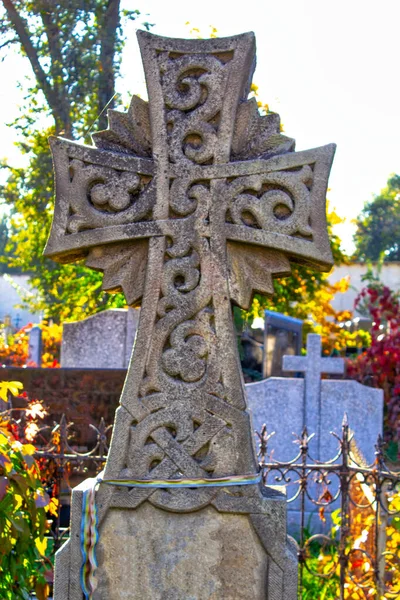秋天里墓地的古老石制十字架 — 图库照片